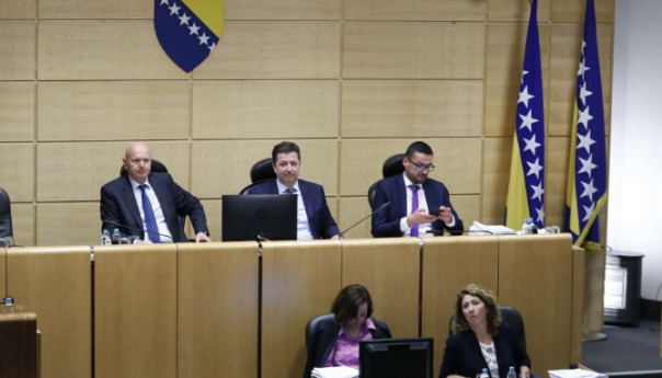 PFBiH: Schmidtu poziv da se obrati zastupnicima, u međuvremenu  nacrt zakona kojim se smanjuje plaćeno bolovanje